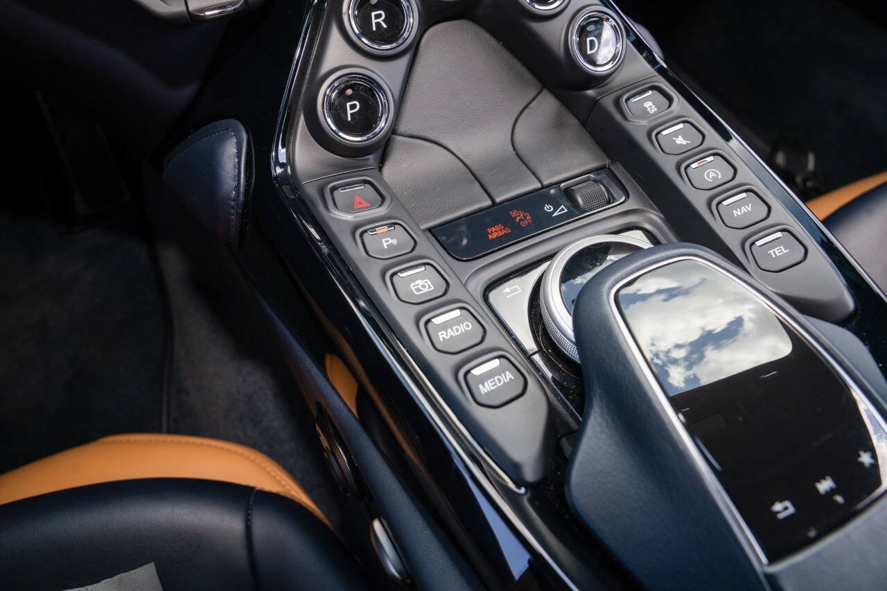Used 2020 Aston Martin V8 Vantage Coupe RWD image 48