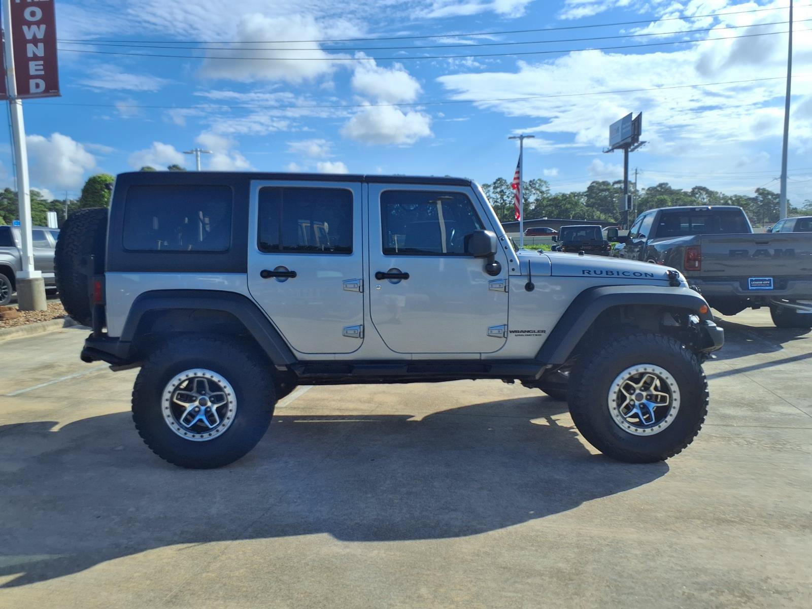 Used 2015 Jeep Wrangler Unlimited Rubicon w/ Max Tow Package AWD/4WD image 7