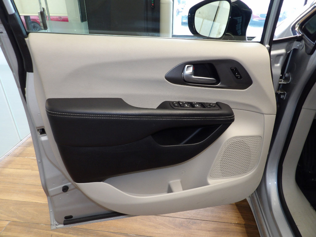 Used 2024 Chrysler Pacifica Touring-L FWD image 23