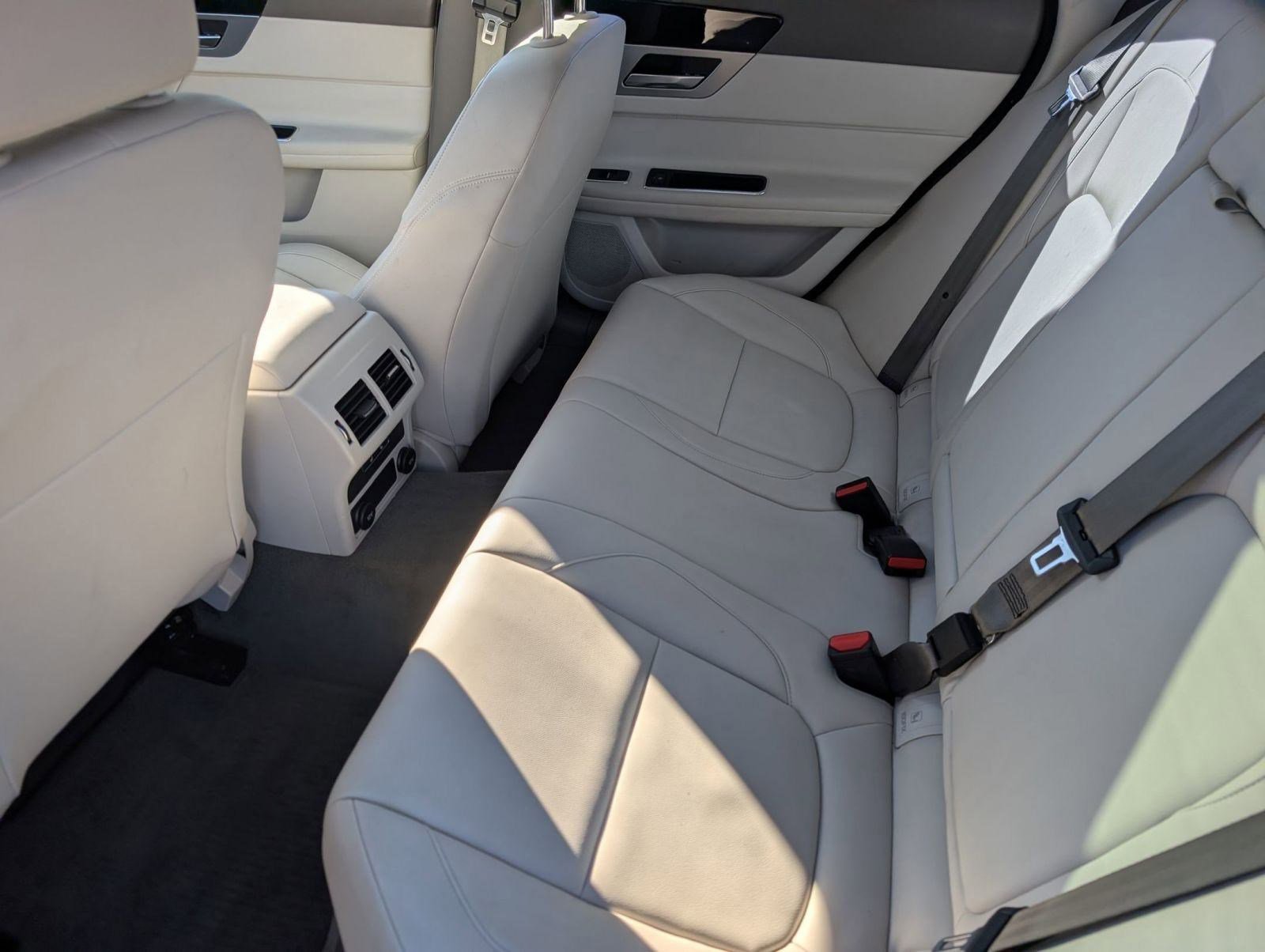 Used 2017 Jaguar XF Premium image 27