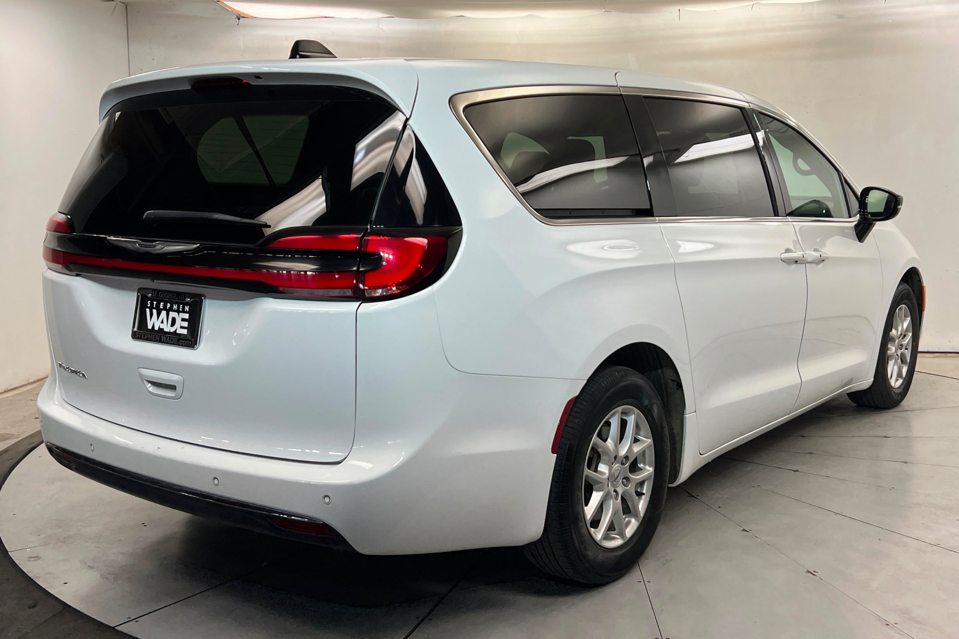 Certified 2025 Chrysler Pacifica Select FWD image 5