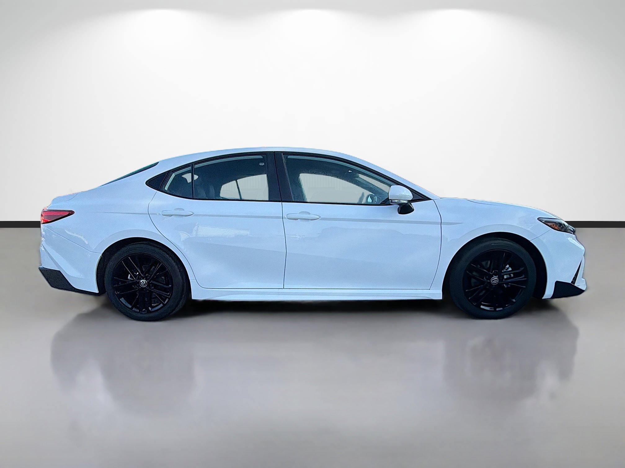 Used 2025 Toyota Camry SE image 2