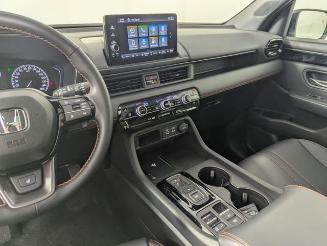 Used 2025 Honda Pilot TrailSport image 14