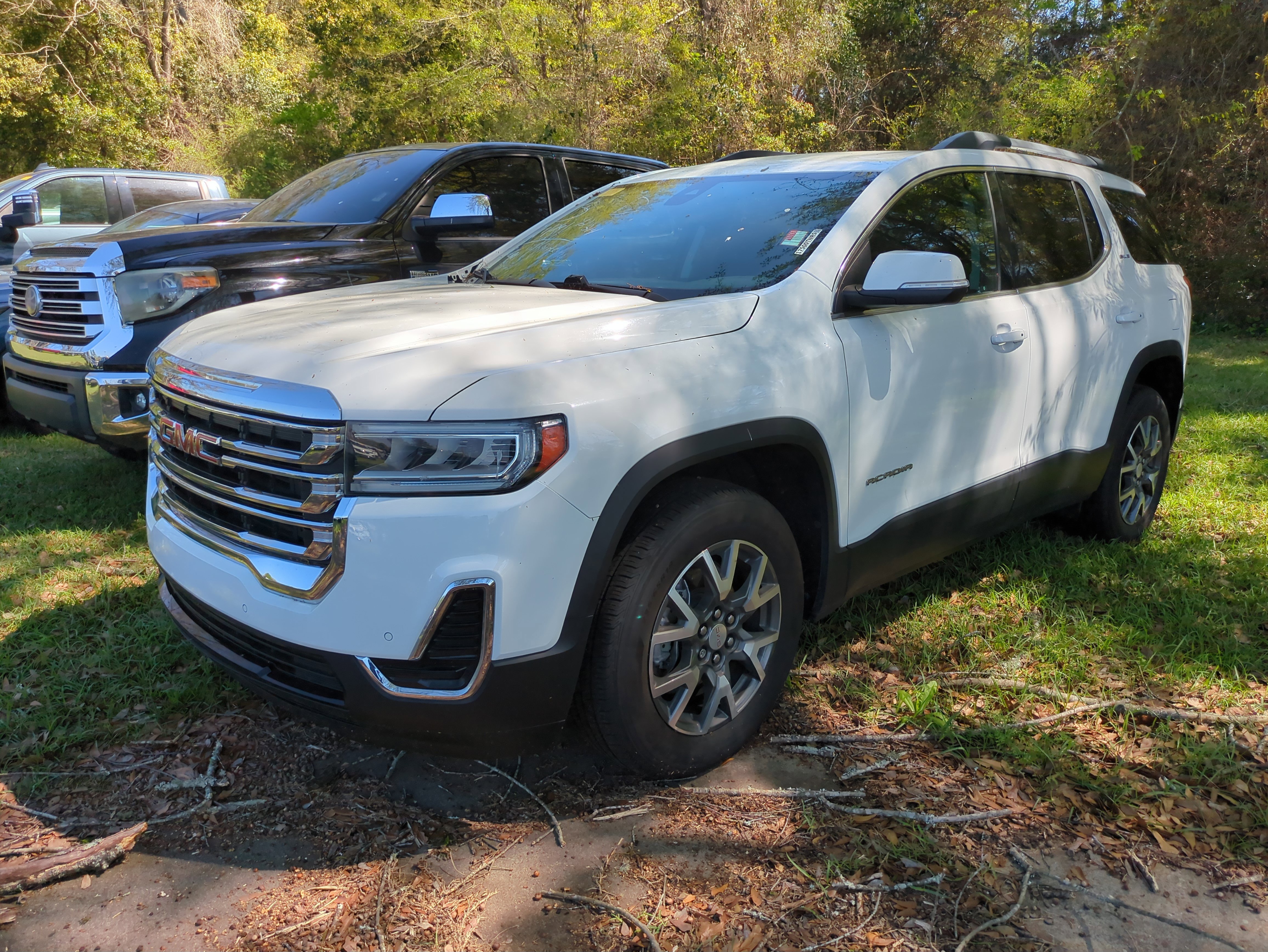 Used 2021 GMC Acadia SLE w/ Driver Convenience Package image 3