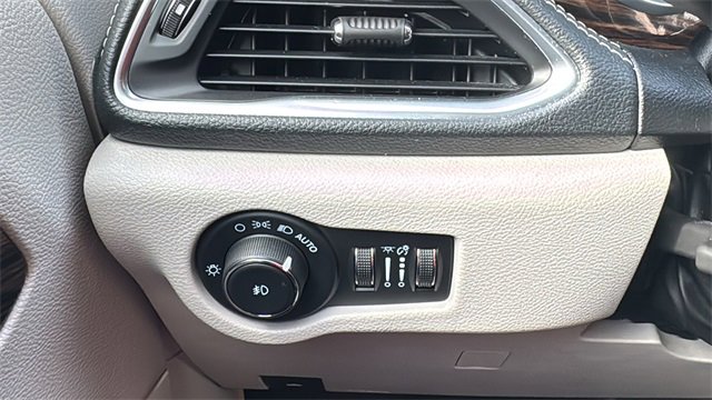 Used 2022 Chrysler Pacifica Limited image 16