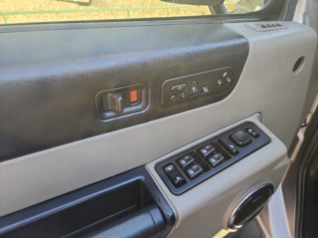Used 2005 HUMMER H2 w/ Preferred Equipment Group image 18