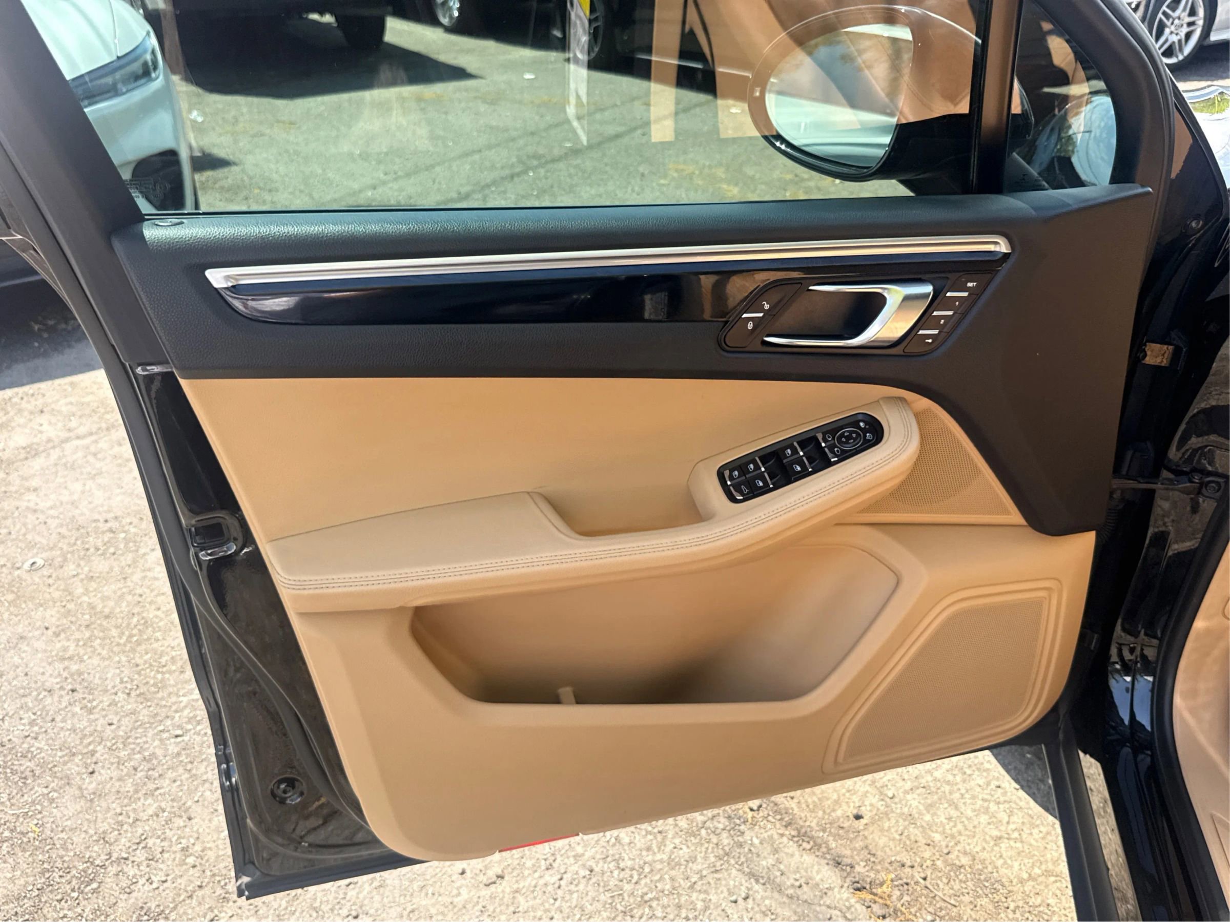 Used 2018 Porsche Macan Sport Edition AWD/4WD image 18