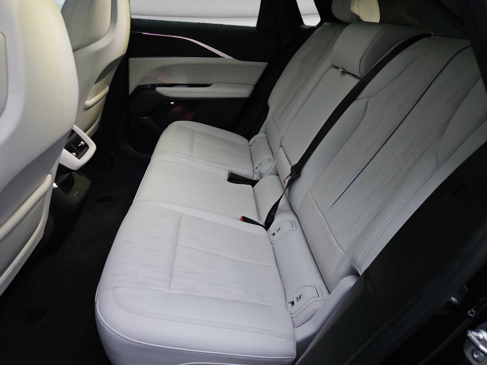 Used 2024 Cadillac Lyriq Luxury w/ LPO, Floor Liner Package AWD/4WD image 14