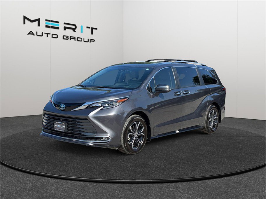 Used 2025 Toyota Sienna Platinum AWD/4WD image 4