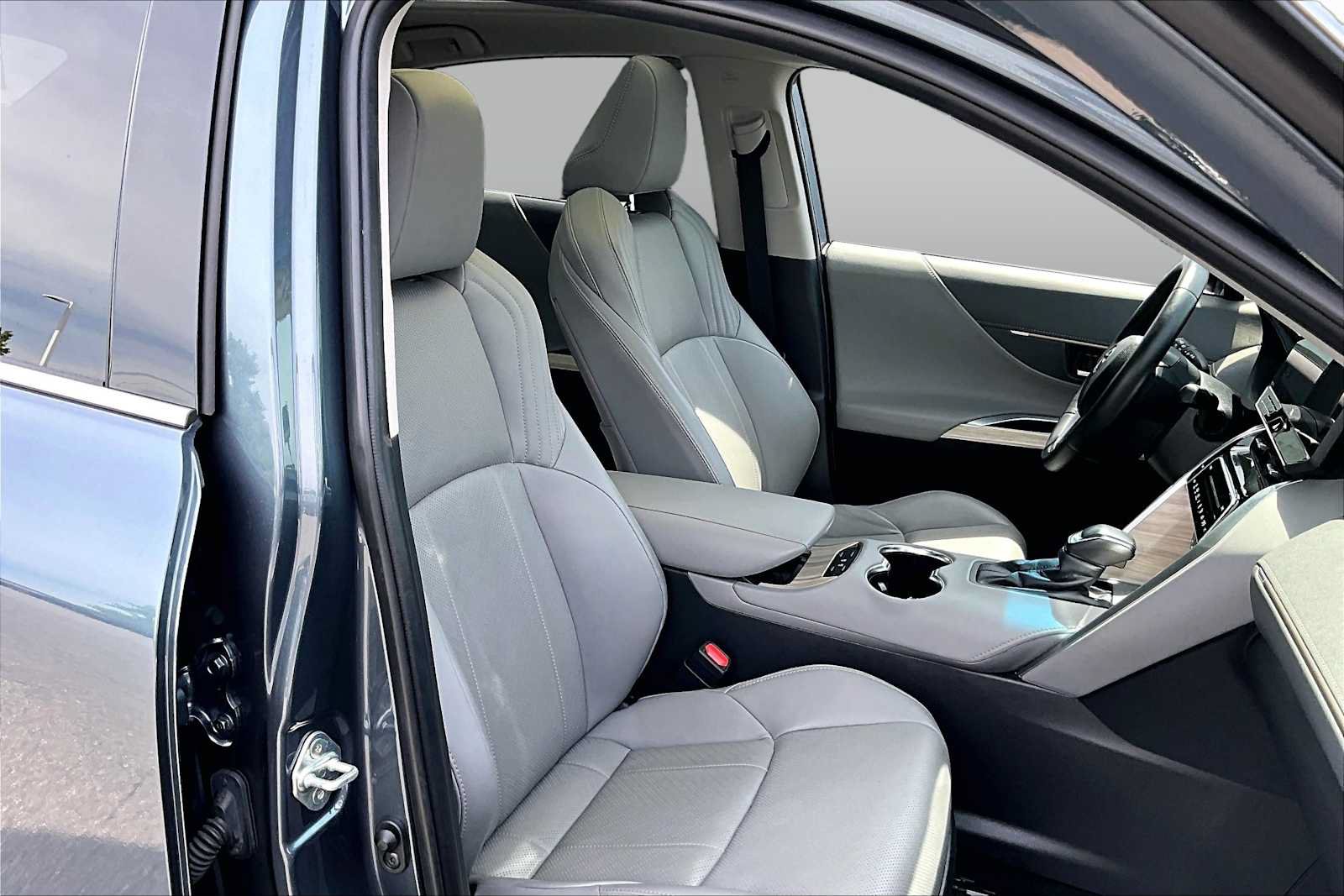Used 2024 Toyota Venza Limited AWD/4WD image 8