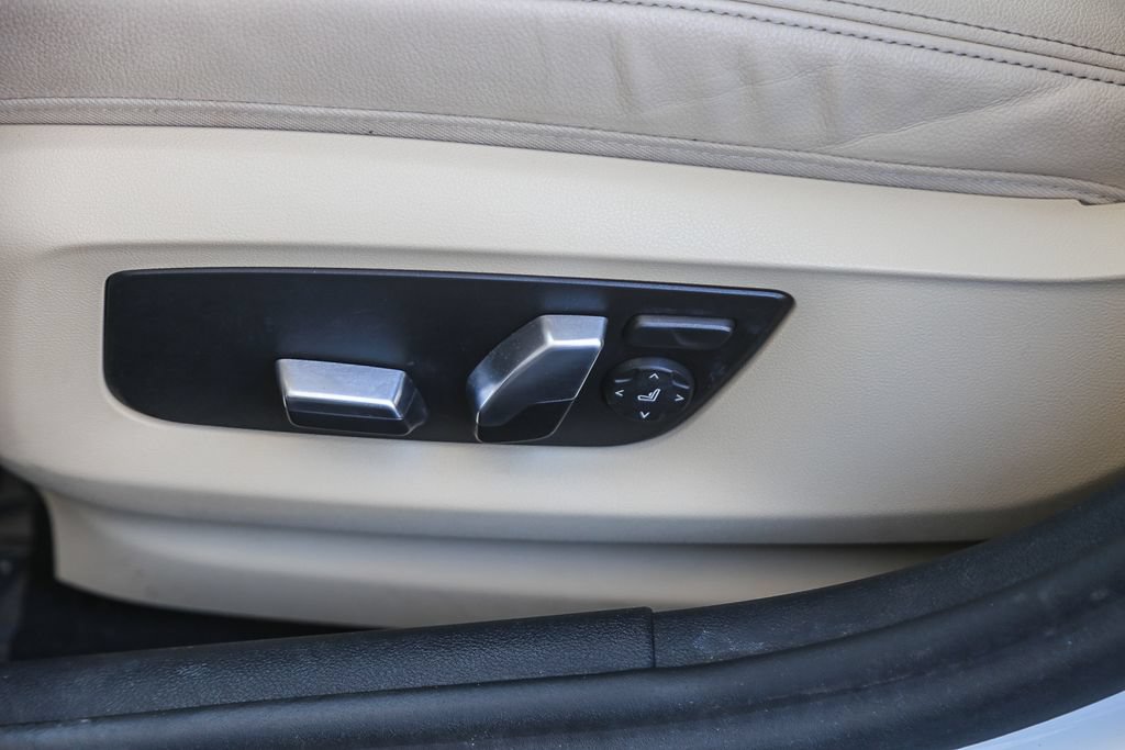 Used 2023 BMW 530e w/ Convenience Package RWD image 18
