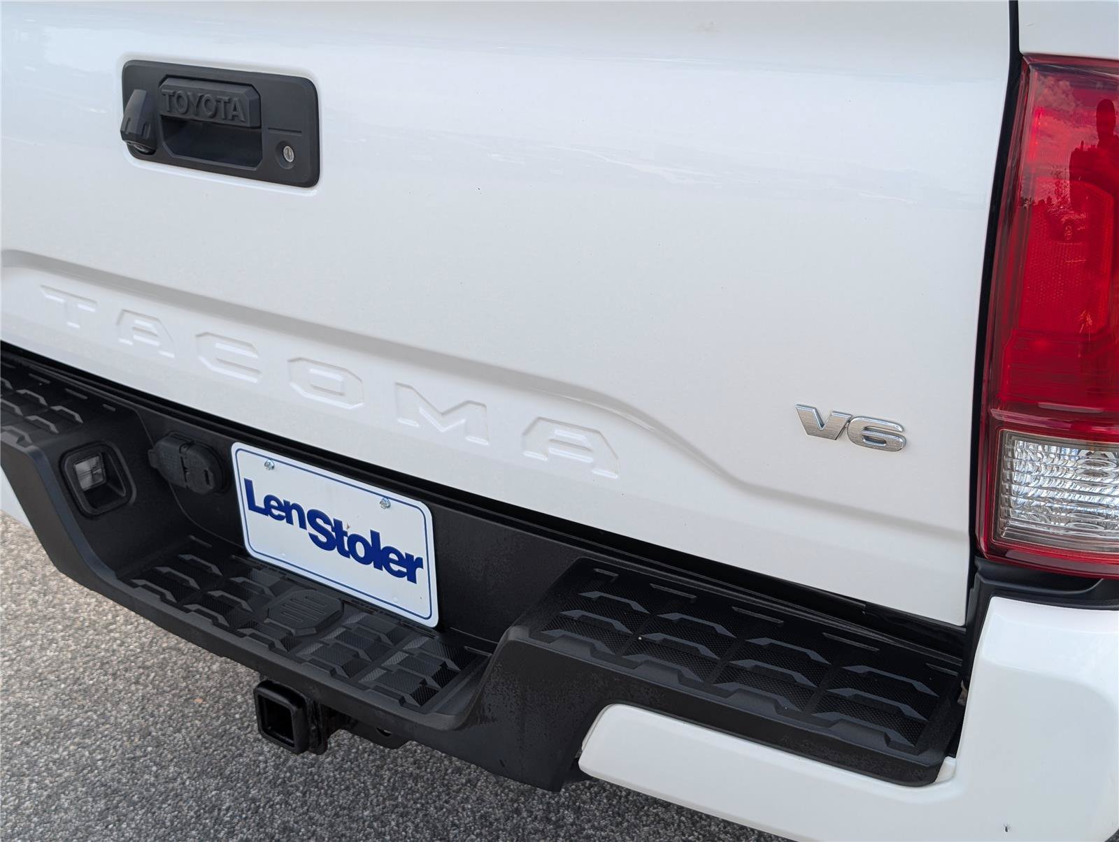 Used 2016 Toyota Tacoma TRD Sport w/ Towing Package AWD/4WD image 11