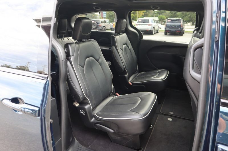 Used 2025 Chrysler Pacifica Limited FWD image 18