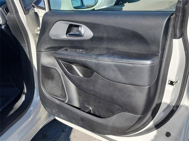 Used 2021 Chrysler Pacifica Touring-L w/ S Appearance Package image 15