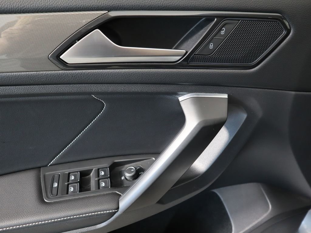 Used 2022 Volkswagen Tiguan SE w/ Panoramic Sunroof Package image 23