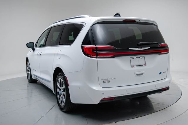 Used 2025 Chrysler Pacifica Pinnacle image 3