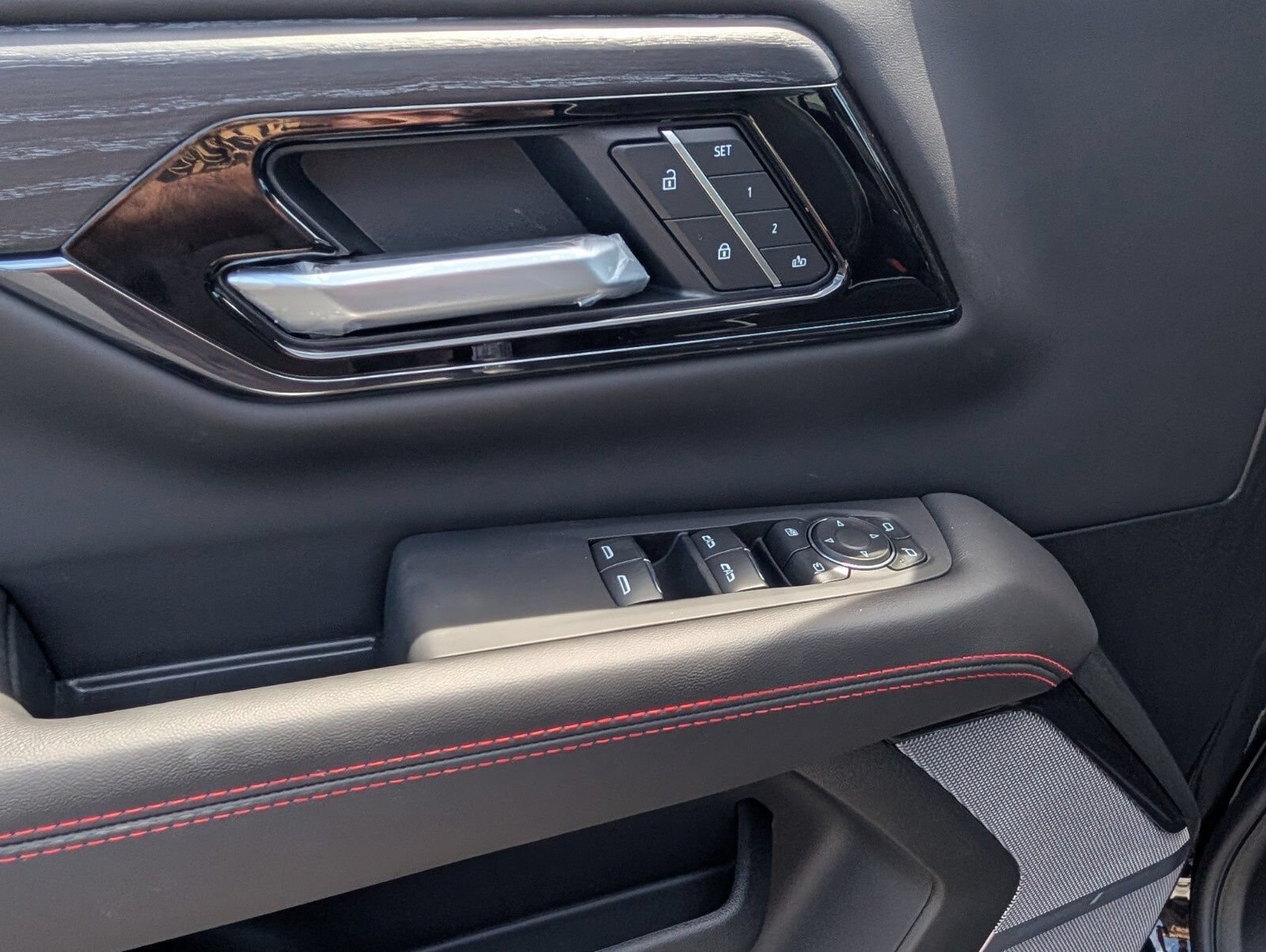 New 2026 GMC Yukon AT4 Ultimate w/ LPO, Floor Liner Package AWD/4WD image 35