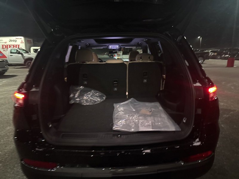 New 2025 Jeep Grand Cherokee Limited w/ Luxury Tech Group II image 10