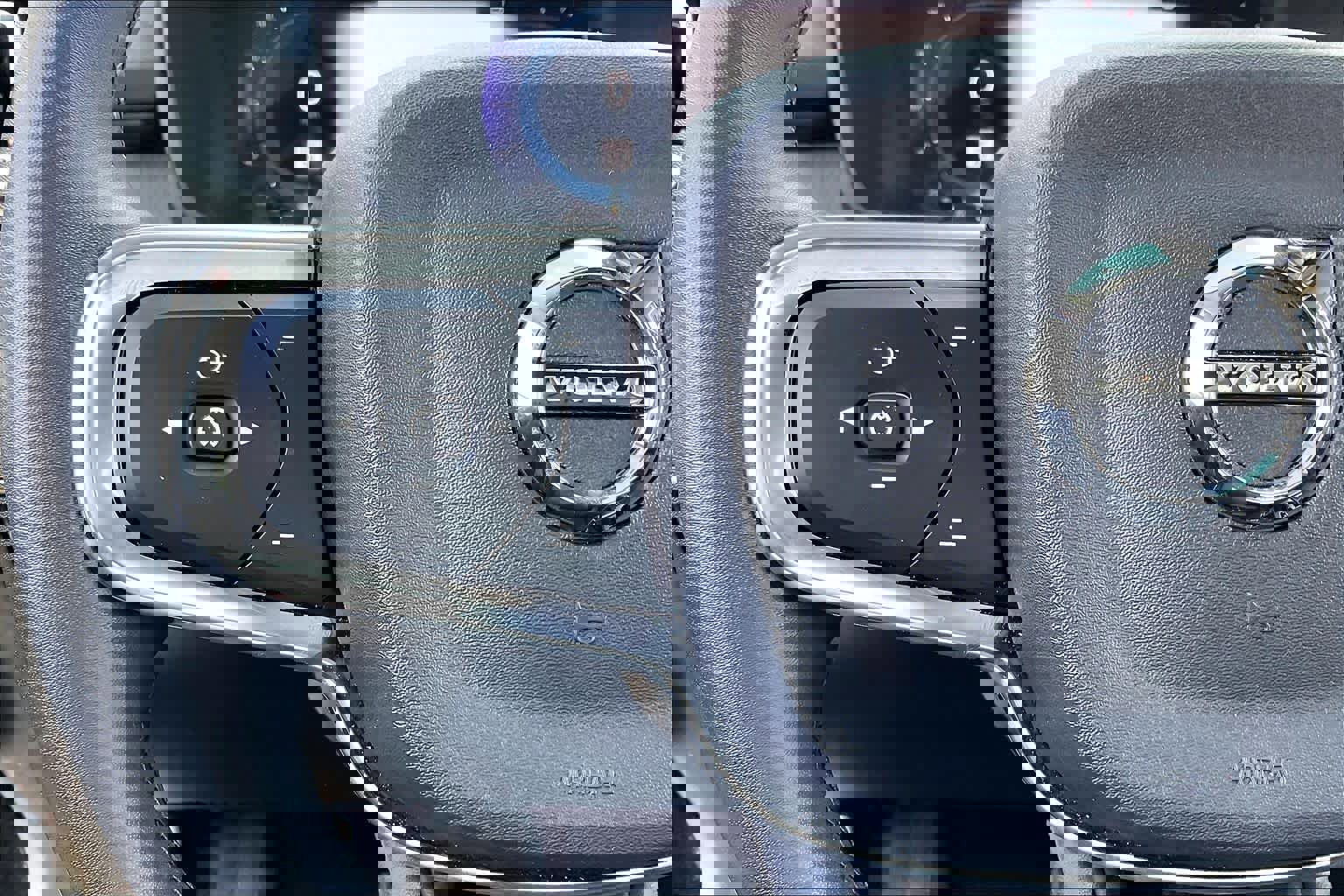 Used 2023 Volvo XC40 B5 Core w/ Convenience Package image 24