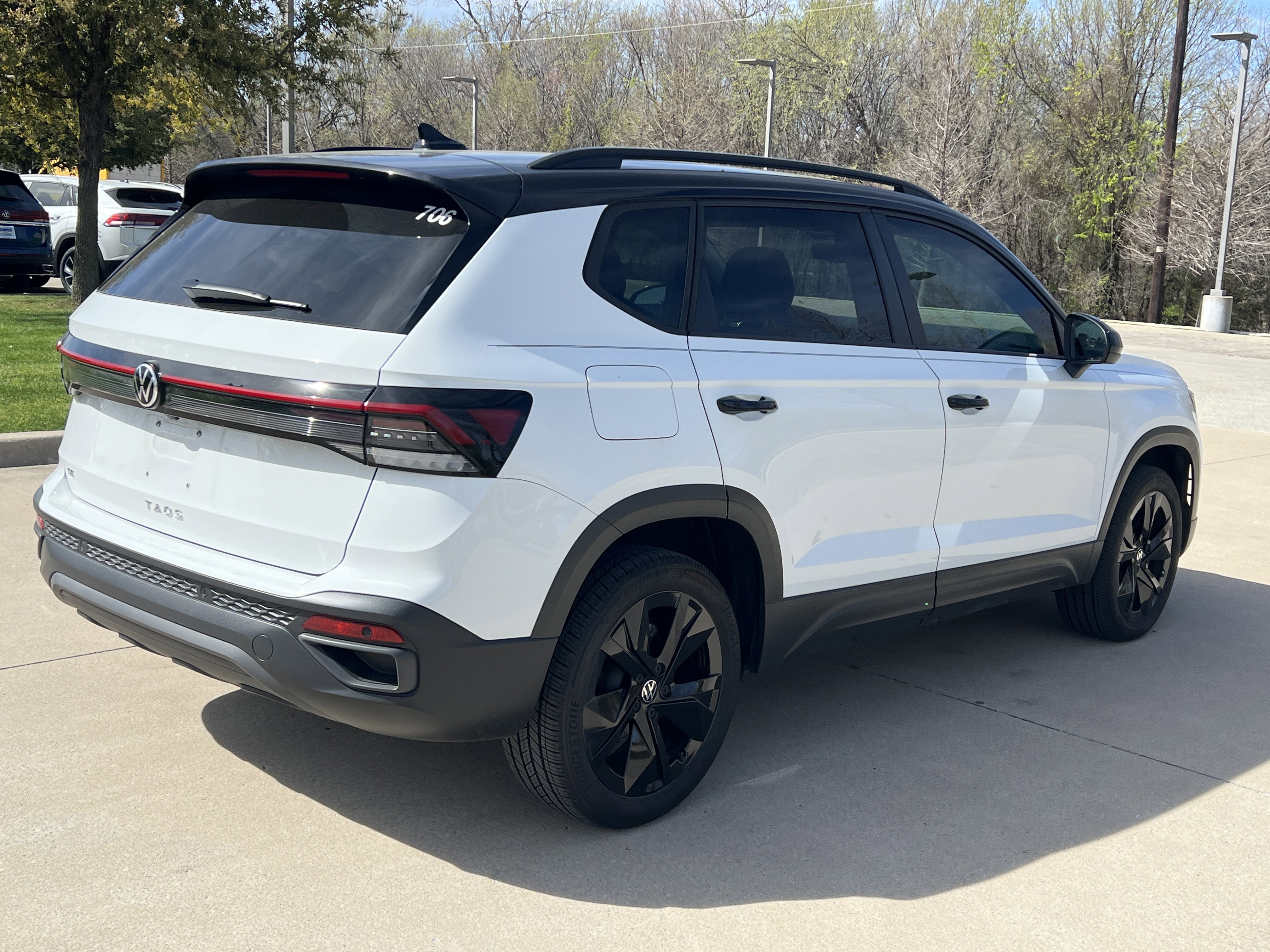 Certified 2025 Volkswagen Taos SE image 10