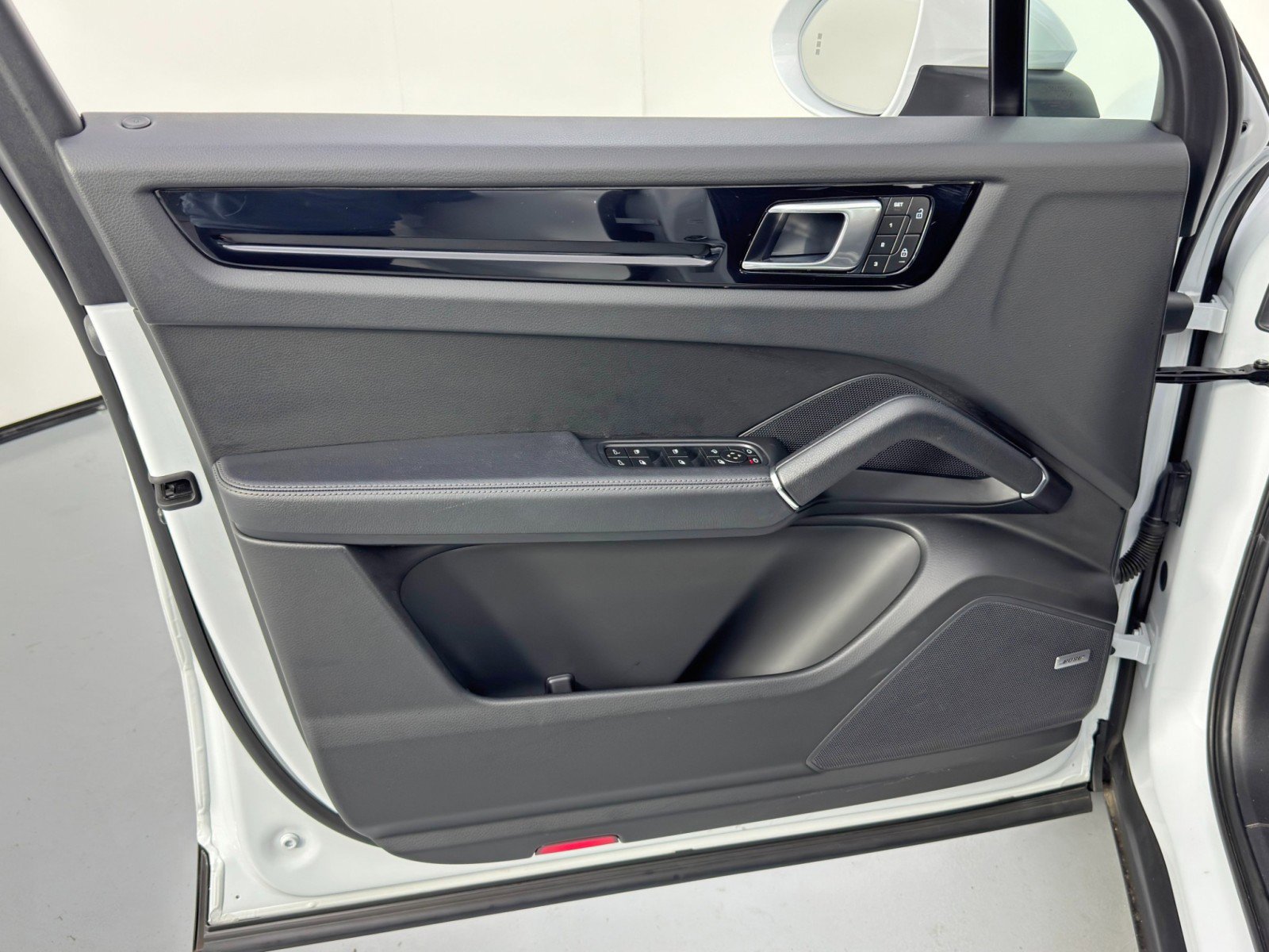 Used 2023 Porsche Cayenne Platinum Edition w/ Premium Package image 42