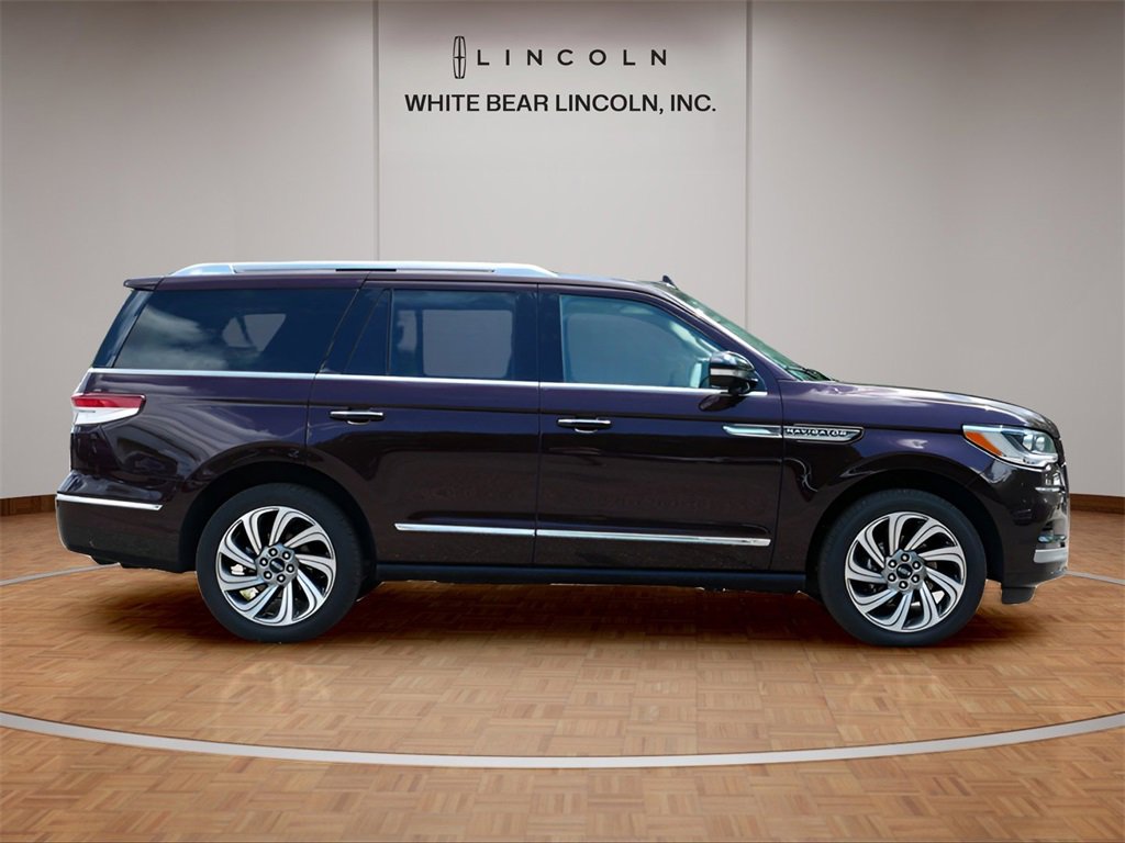 Used 2023 Lincoln Navigator Reserve image 4