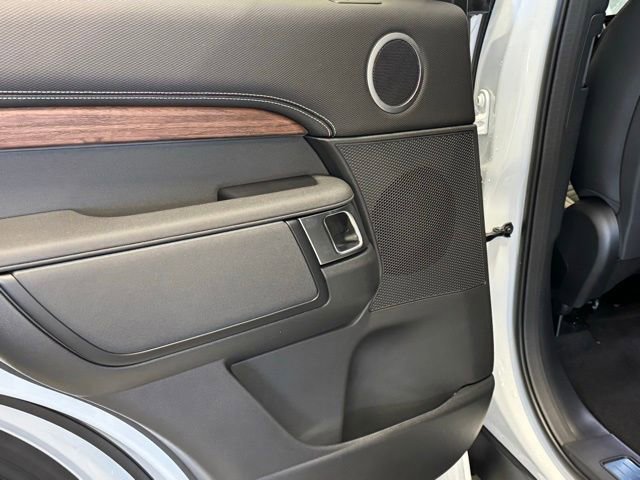 New 2024 Land Rover Discovery Dynamic SE image 23