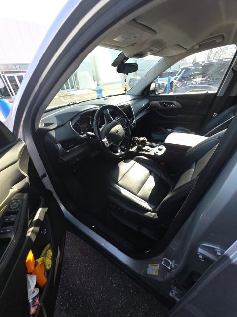Used 2020 Chevrolet Traverse LT image 3