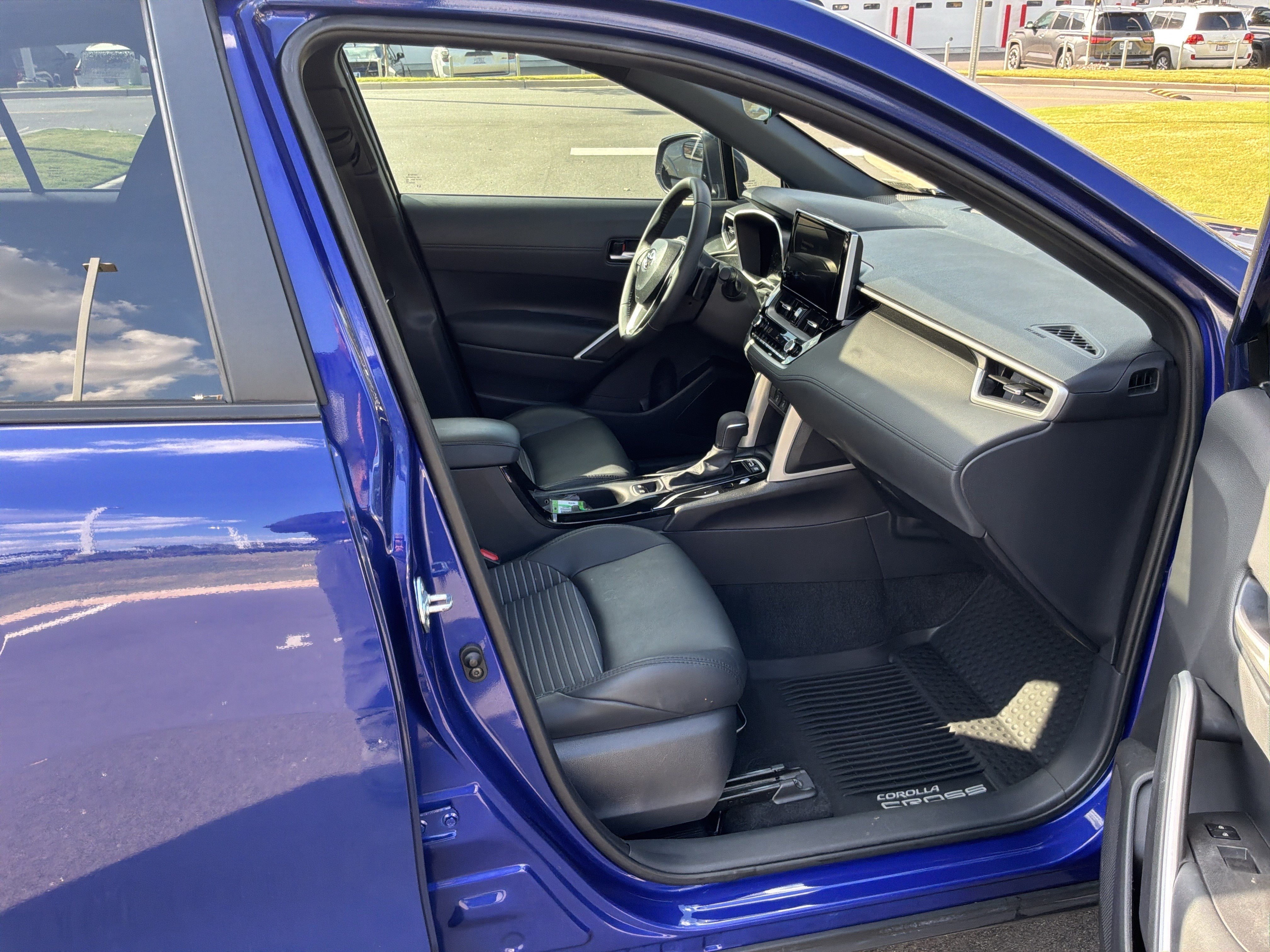 Used 2025 Toyota Corolla Cross AWD Hybrid w/ Convenience Package image 33