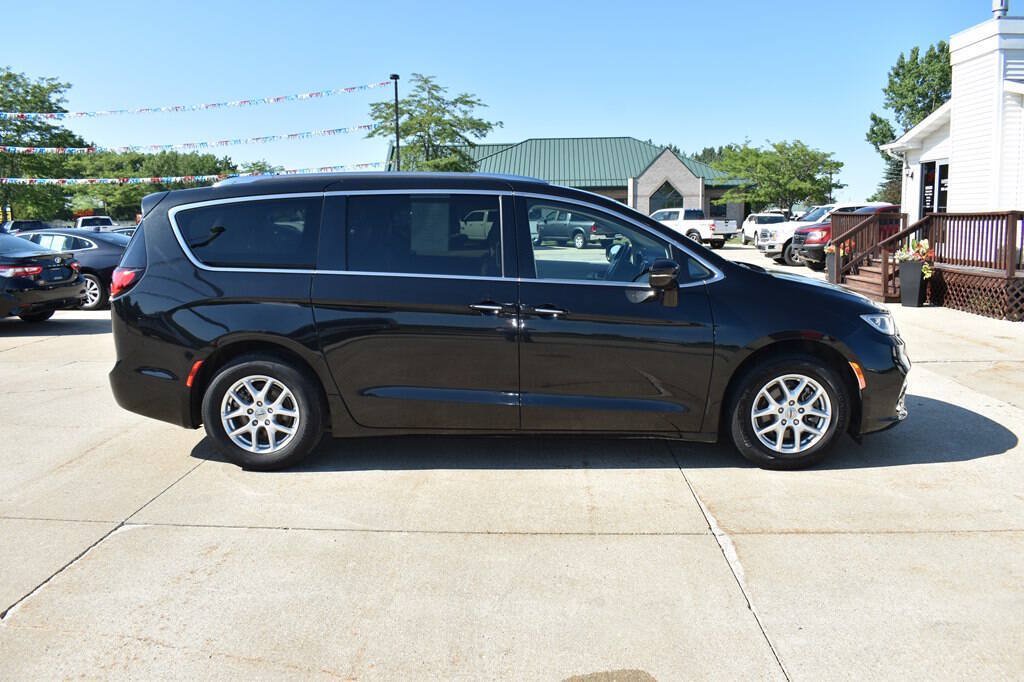 Used 2021 Chrysler Pacifica Touring-L FWD image 2