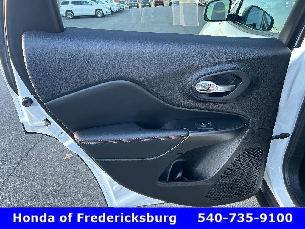 Used 2021 Jeep Cherokee Trailhawk image 11