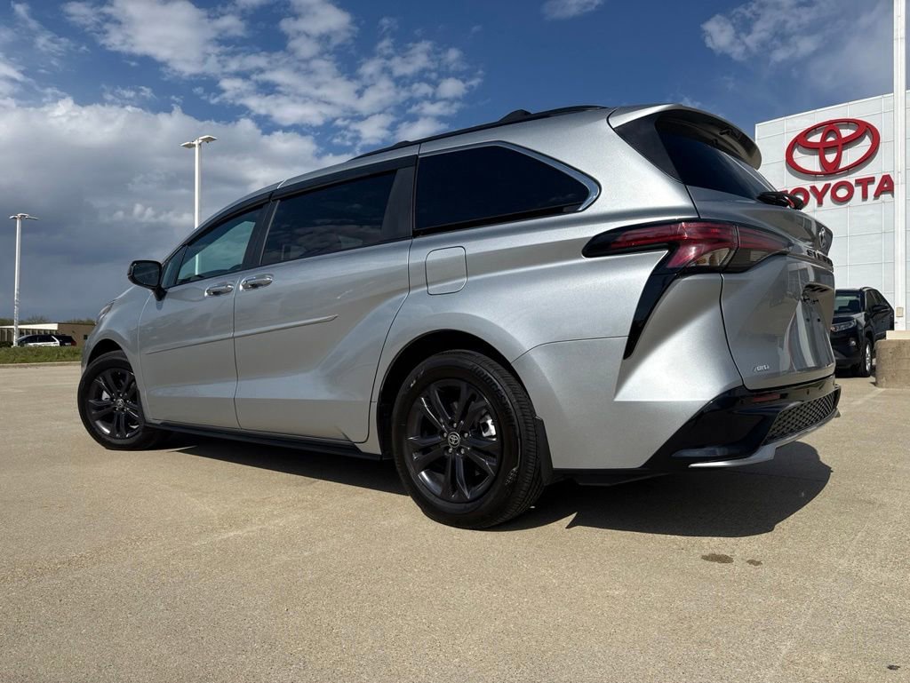 Used 2024 Toyota Sienna XSE AWD/4WD image 5