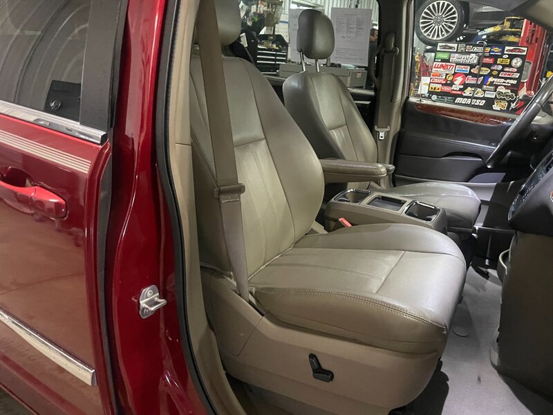 Used 2015 Chrysler Town & Country Touring-L FWD image 20