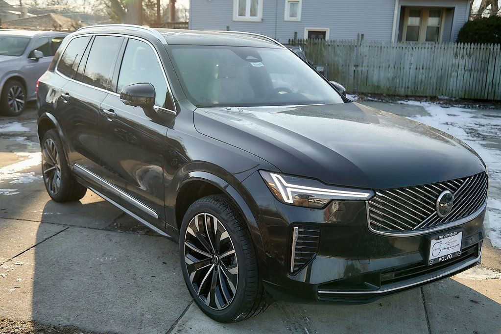 New 2026 Volvo XC90 T8 Plus w/ Protection Package Premier AWD/4WD image 4