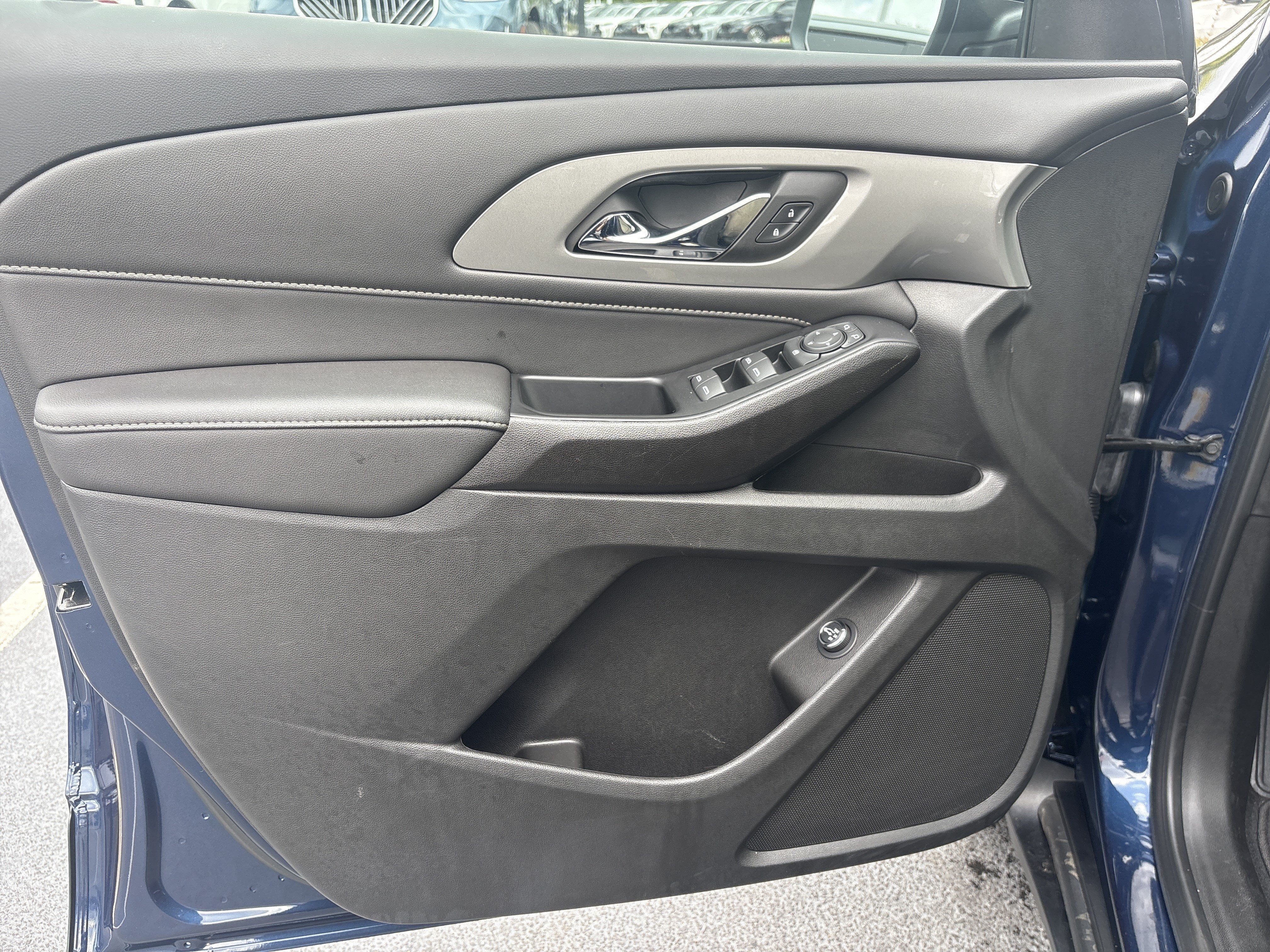 Used 2023 Chevrolet Traverse LT FWD image 14