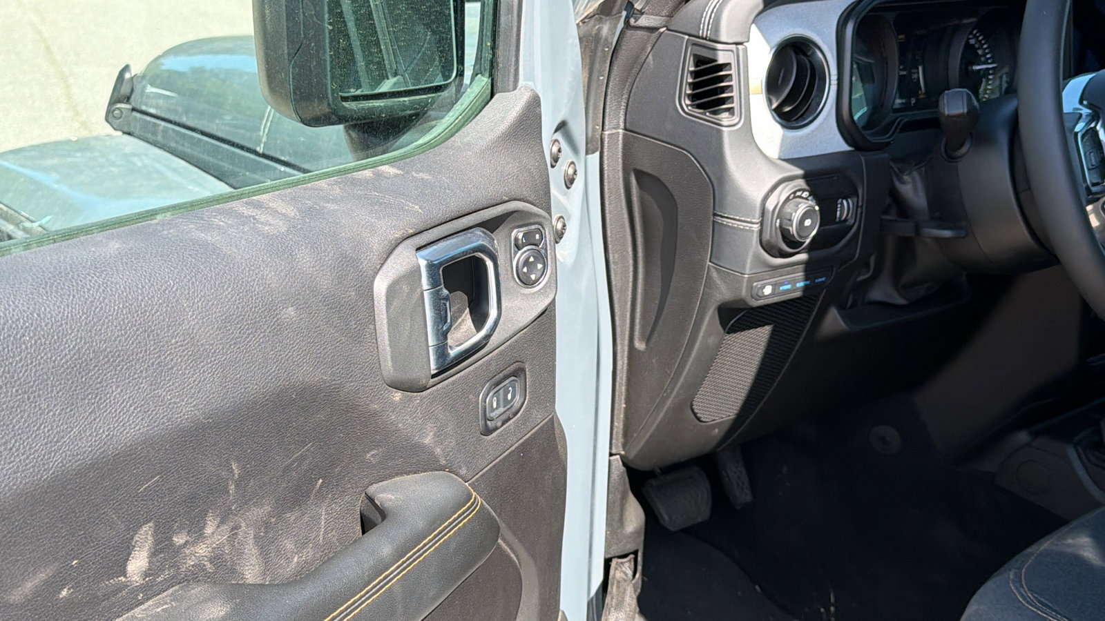 Used 2025 Jeep Wrangler Sahara w/ Safety Group AWD/4WD image 15