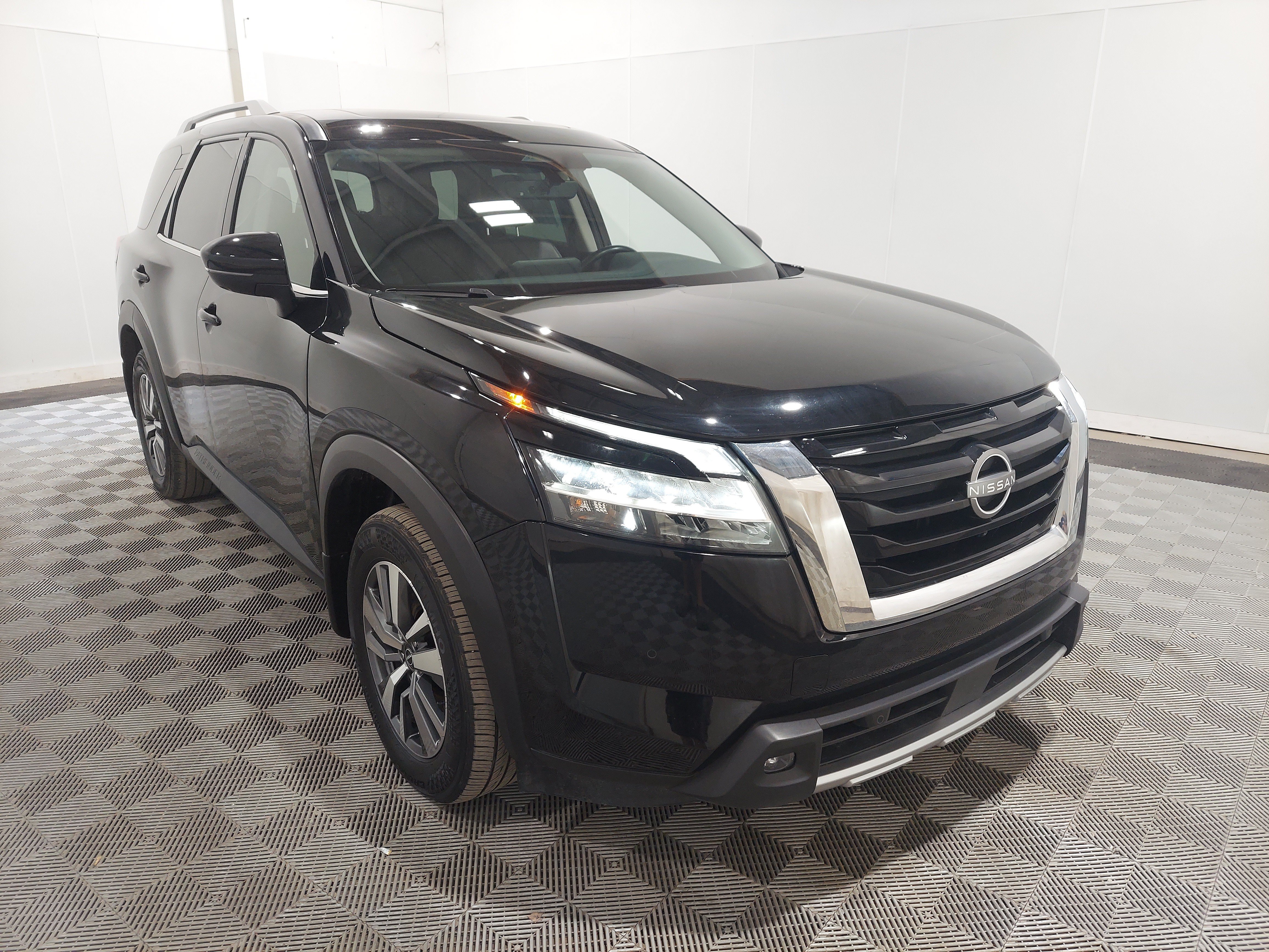 Used 2024 Nissan Pathfinder SL AWD/4WD image 4