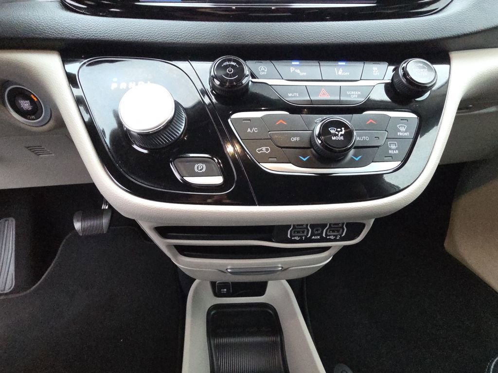 Used 2023 Chrysler Pacifica Touring-L image 23