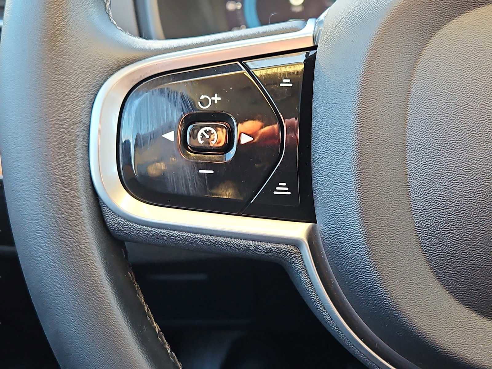 Used 2023 Volvo XC90 B6 Plus w/ Protection Package image 27