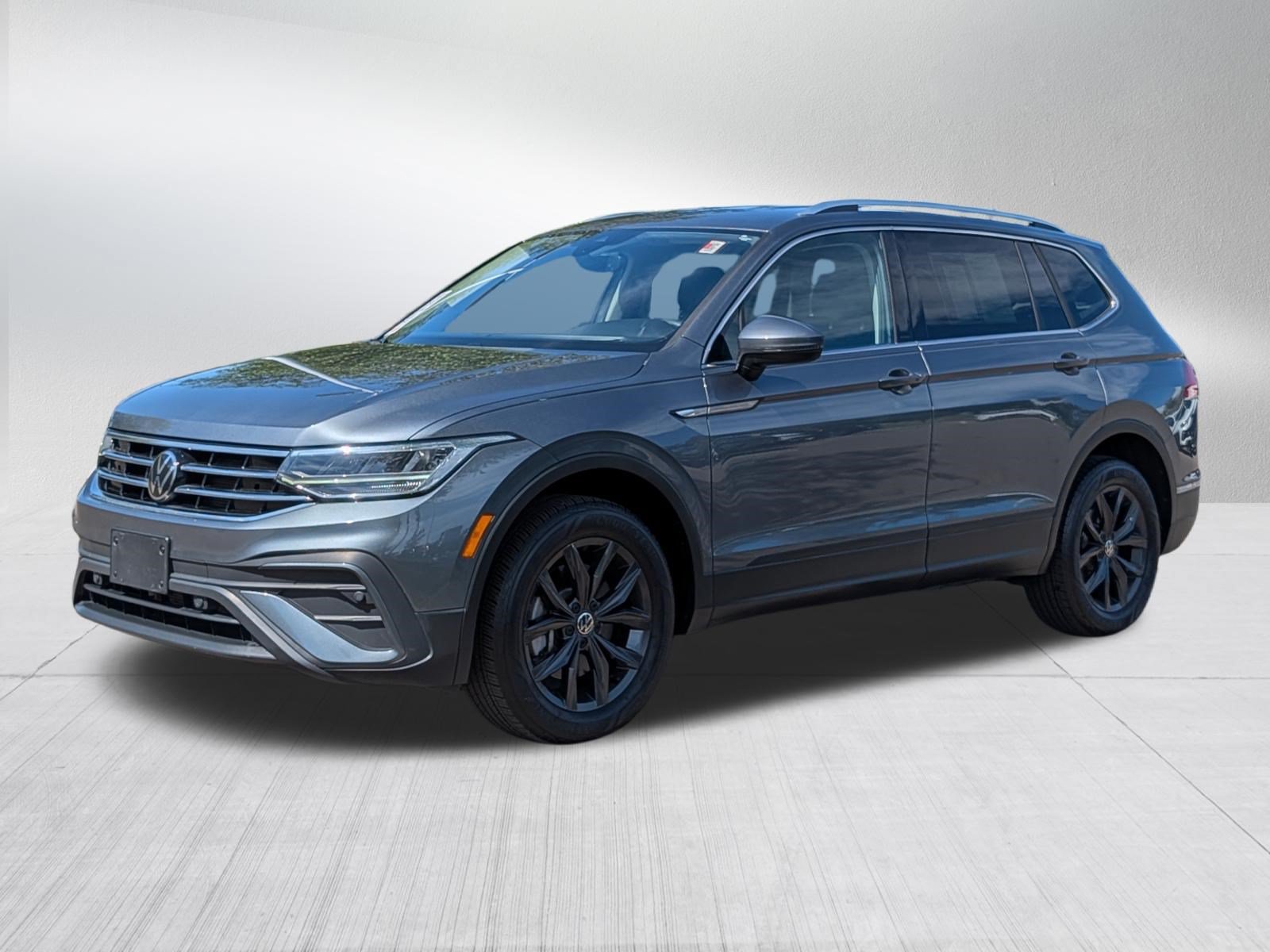 Certified 2024 Volkswagen Tiguan SE AWD/4WD image 3