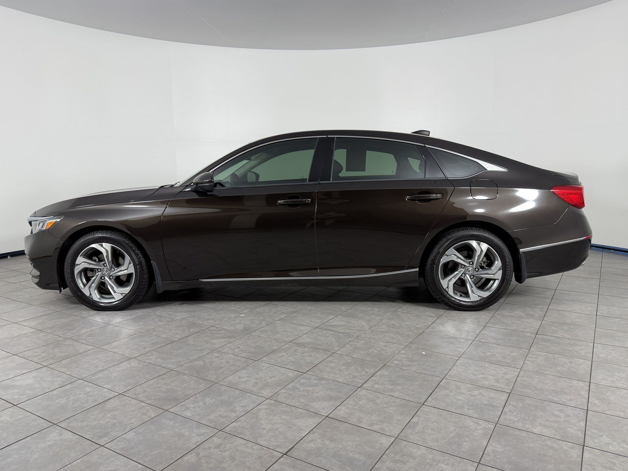 Used 2018 Honda Accord EX-L image 2