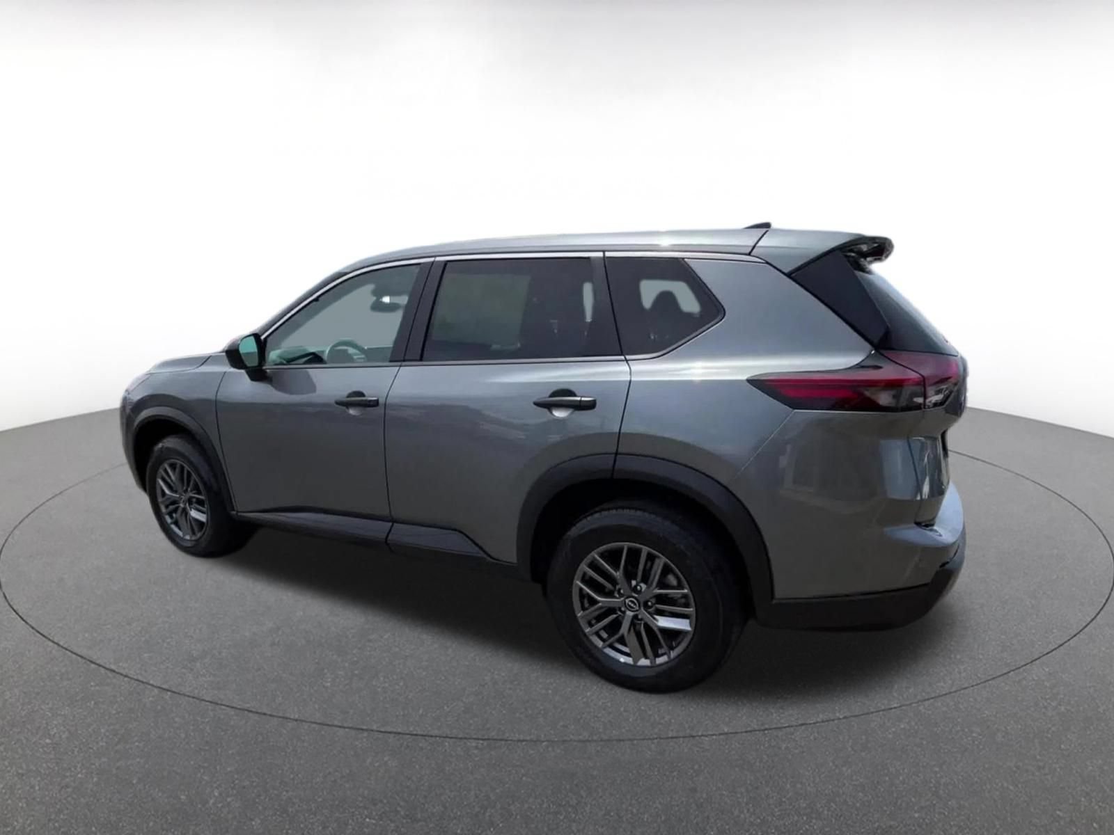 Used 2024 Nissan Rogue S AWD/4WD image 9