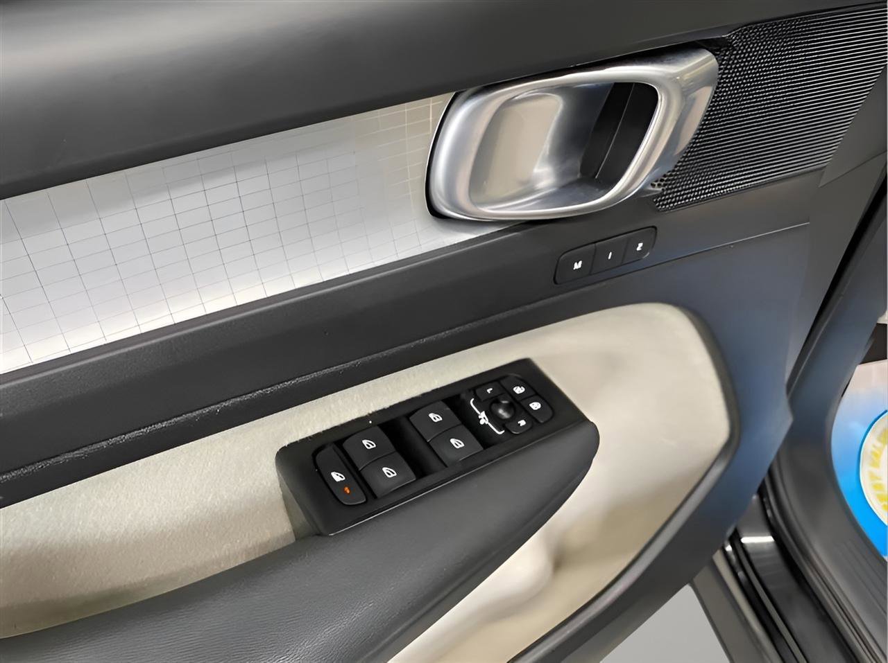 Used 2022 Volvo XC40 T5 Momentum image 19