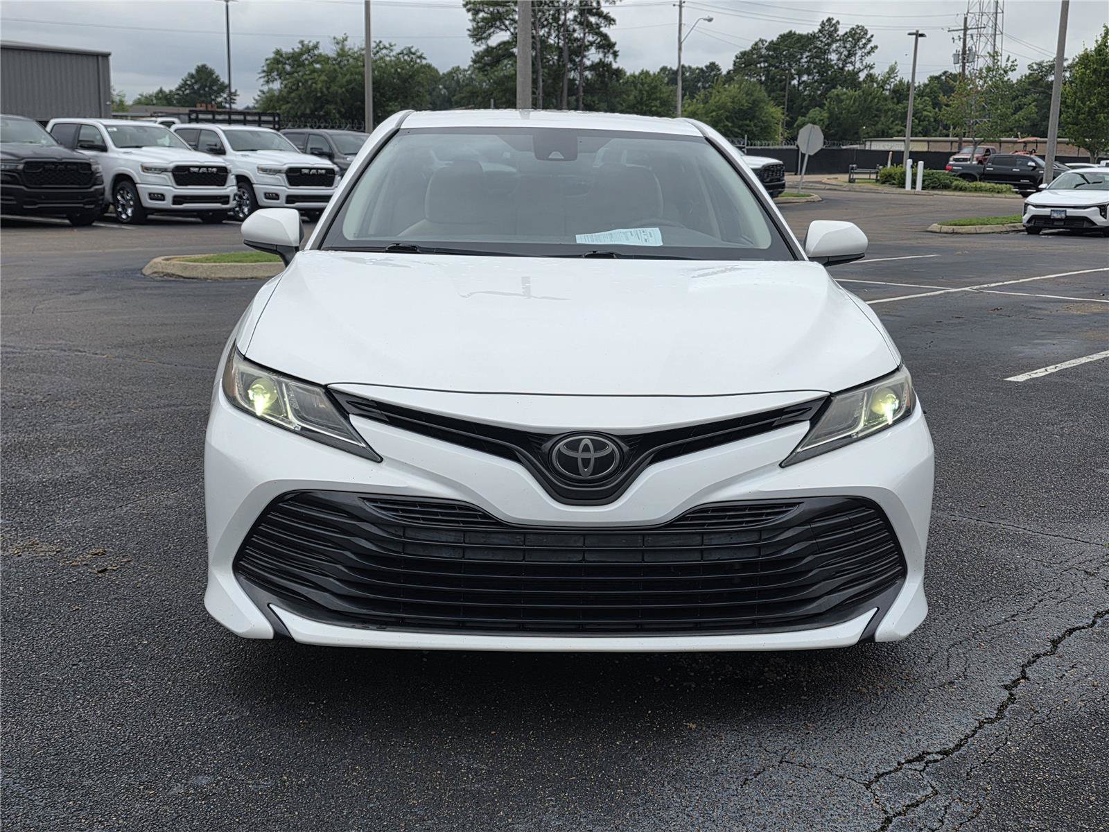 Used 2018 Toyota Camry LE FWD image 2