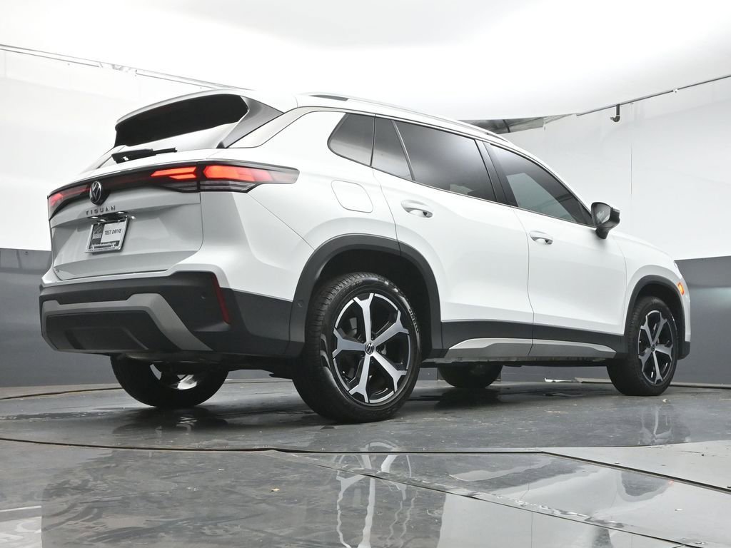 Used 2025 Volkswagen Tiguan SE image 39