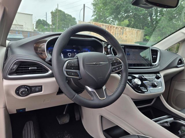 Used 2024 Chrysler Pacifica Limited FWD image 15