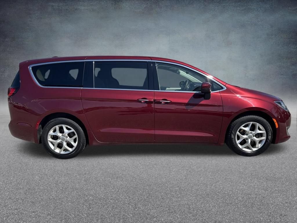 Used 2017 Chrysler Pacifica Touring Plus w/ Tire & Wheel Group FWD image 4