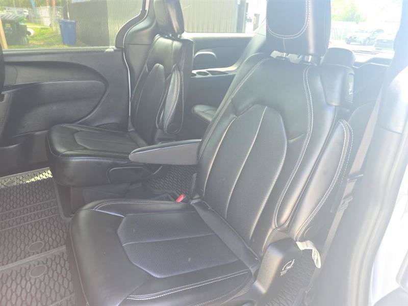 Used 2025 Chrysler Pacifica Select FWD image 9