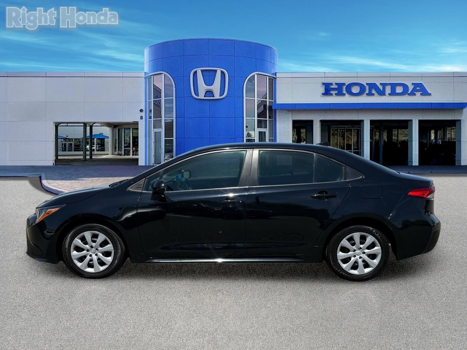 Used 2024 Toyota Corolla LE FWD image 3
