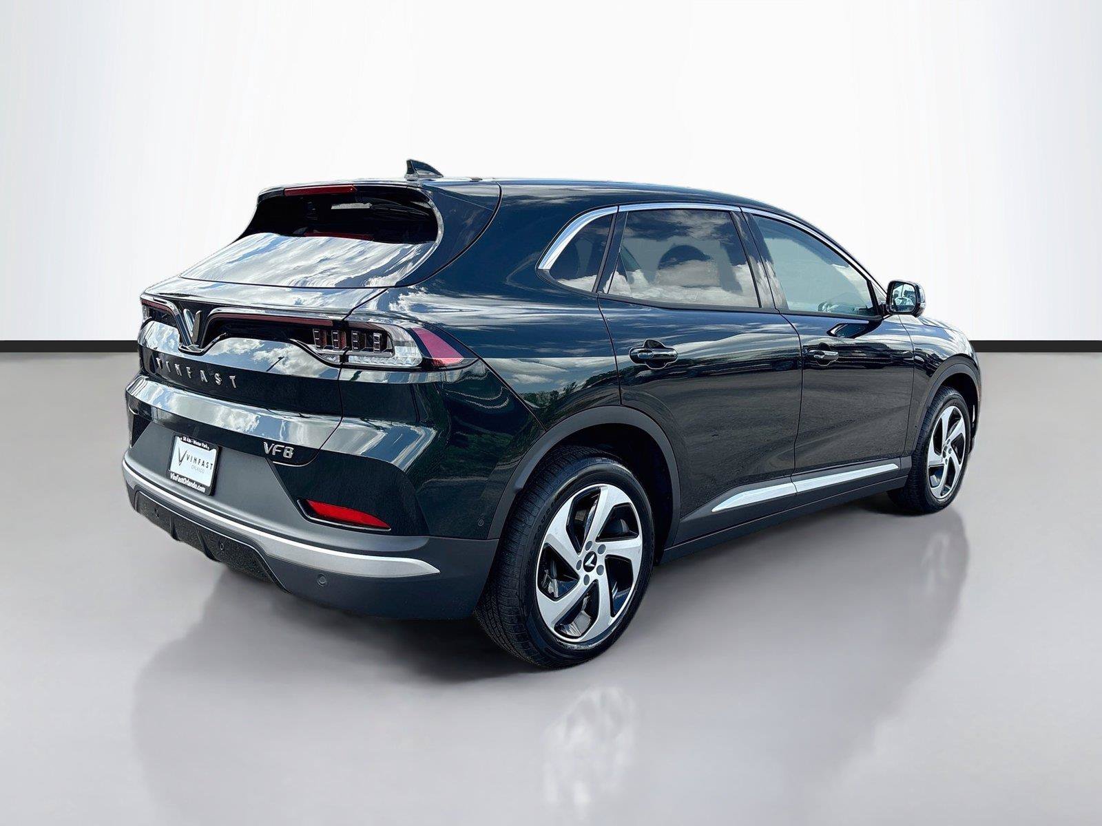 New 2027 VinFast VF 8 Eco AWD/4WD image 7